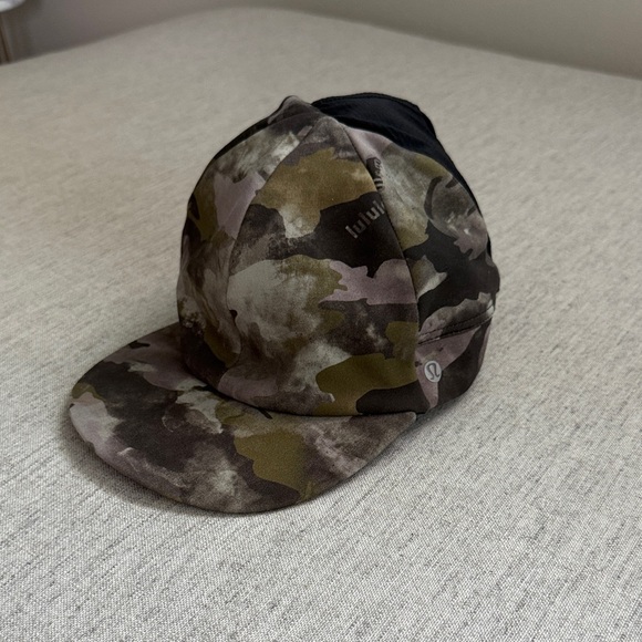 lululemon athletica Camouflage Hat - Black and Brown Ponytail Opening - Picture 1 of 6